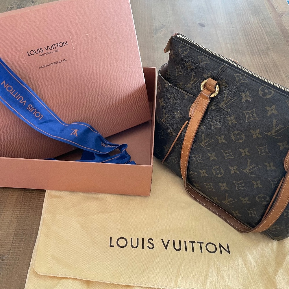 Louis Vuitton Totally MM Shoulder Bag